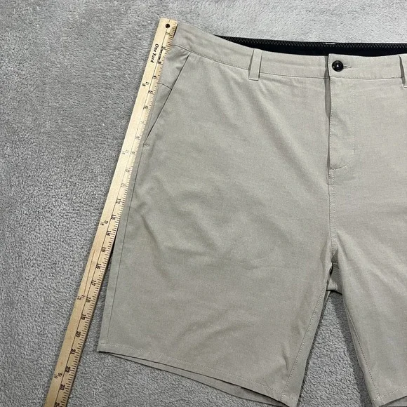 Vuori Aim Shorts Mens 38 Beige V368 Chino Golf Stretch Lightweight Performance - Picture 3 of 14